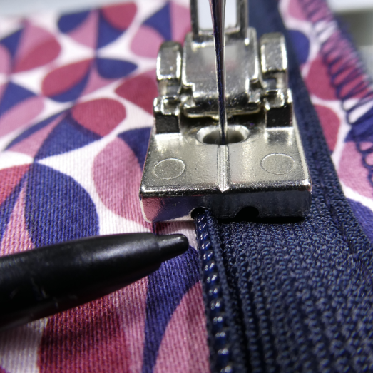 目立たないコンシールファスナーが簡単にできる Support Bernina