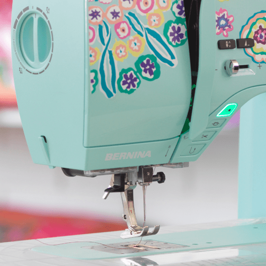 BERNINA B735 REVIEW JUMBO BOBBIN - WeAllSew