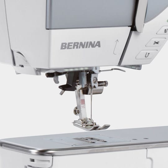 BERNINA B735 REVIEW JUMBO BOBBIN - WeAllSew