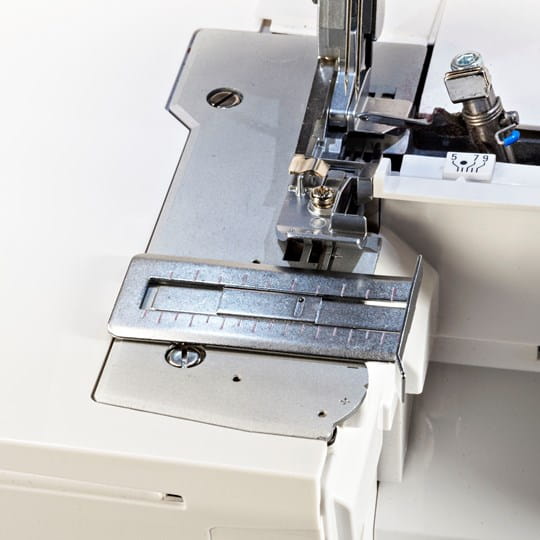 Right / left seam guides für precise, straight seams - BERNINA