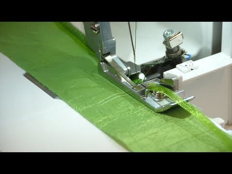 Piedino standard BERNINA - un piedino universale per overlock - BERNINA